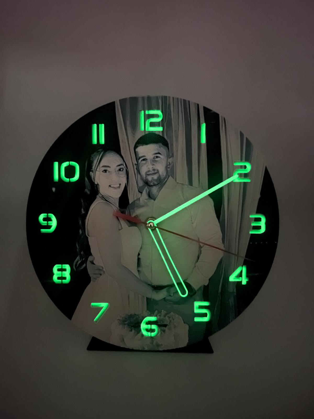 Ceas Personalizat cu Fotografie – Cifre Clasice sau Glow