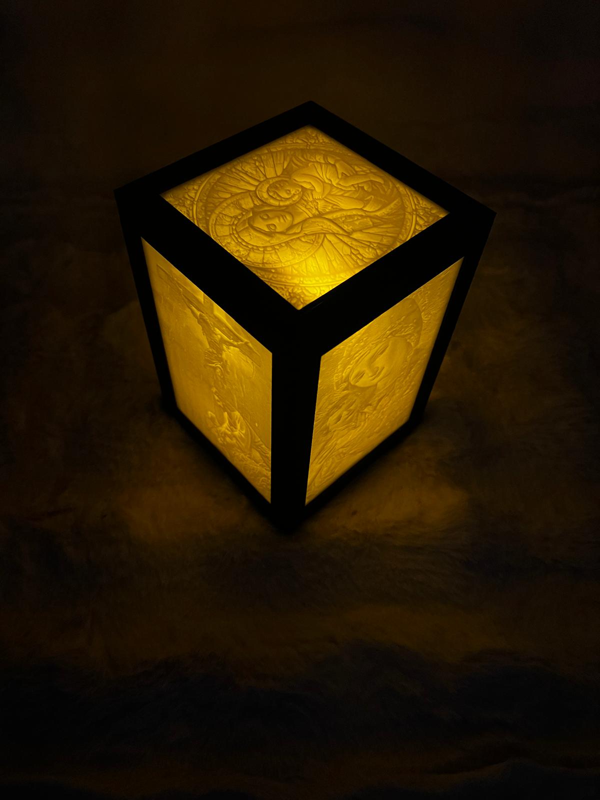 Lampă Religioasă cu 5 Lytophane – Iluminare LED cu Design Religios (Alb-Negru)